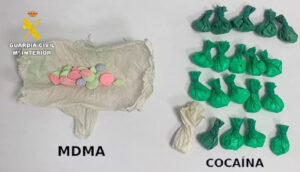 El éxtasis y la cocaína incautados.