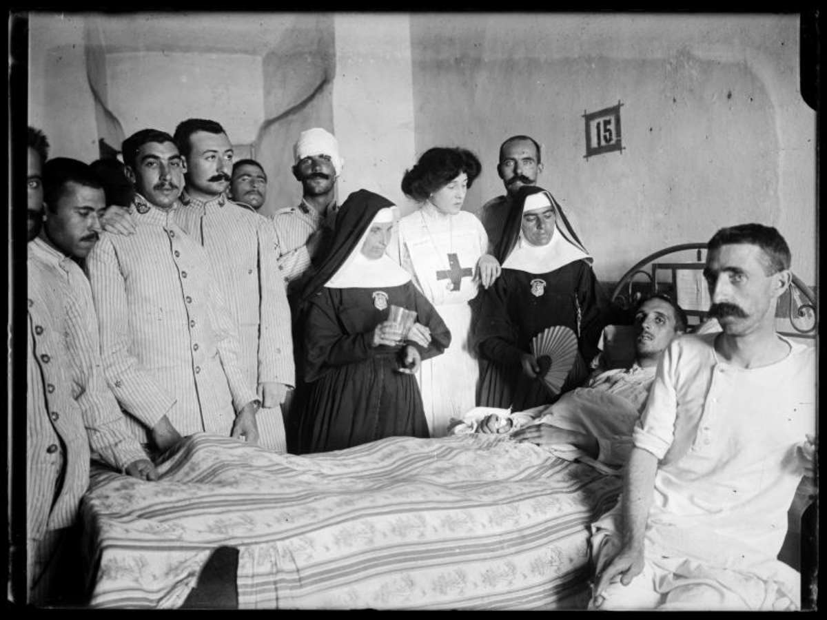 El cirujano Fidel Pagés y Alexandra Wolf, acompañados de algunas madres del Buen Consejo, durante la visita a un herido en la campaña de Melilla de 1909. Fondo Goñi. Fondo de la Agrupación Fotográfica de Guadalajara. AHP Guadalajara.