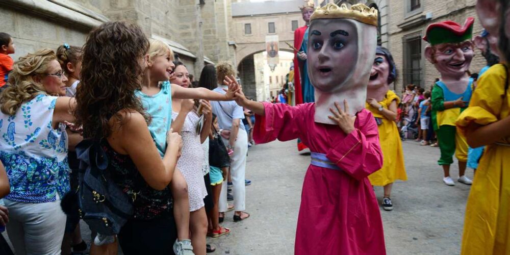 El desfile de gigantes y cabezudos es una de las actividades estrella de las fiestas. Foto de archivo. Rebeca Arango.