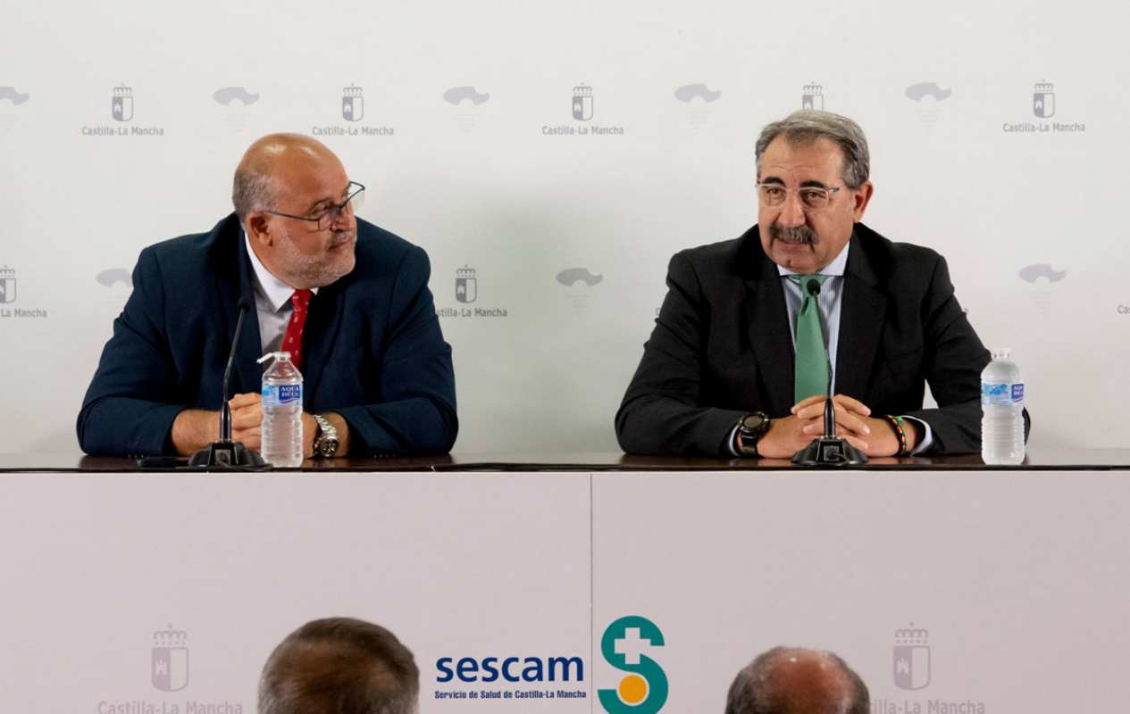 El vicepresidente primero de Castilla-La Mancha, José Luis Martínez Guijarro, y el consejero de Sanidad, Jesús Fernández Sanz. Foto: EFE/ José del Olmo.