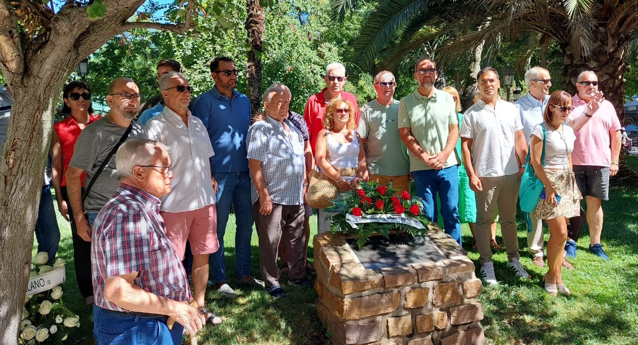 Nueve rosas, una por cada uno de los fallecidos, homenaje de CCOO a la tragedia de Repsol, en Puertollano, hace 20 años.