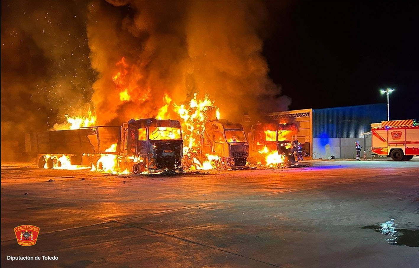 Así han ardido los tres camiones llenos de paja. Foto: @cpeistoledo