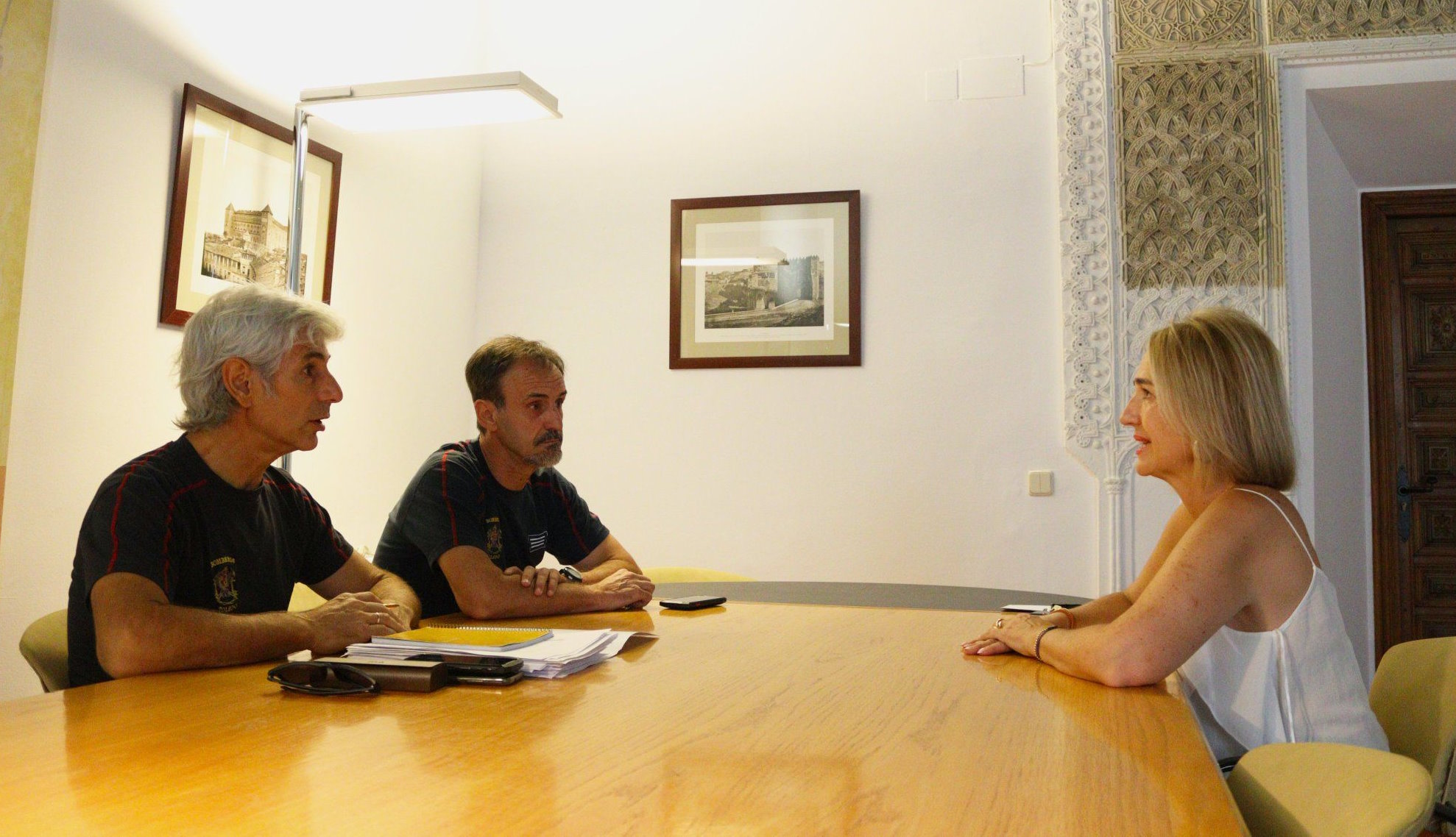 Dos responsables de los Bomberos de Toledo, junto a Inés Cañizares (Vox), vicealcaldesa.