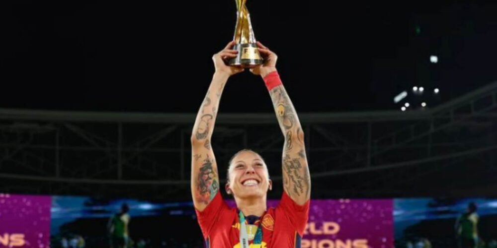La jugadora de la selección española, Jenni Hermoso, levantando el trofeo de campeona del mundo.