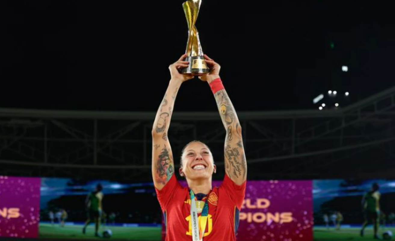 La jugadora de la selección española, Jenni Hermoso, levantando el trofeo de campeona del mundo.