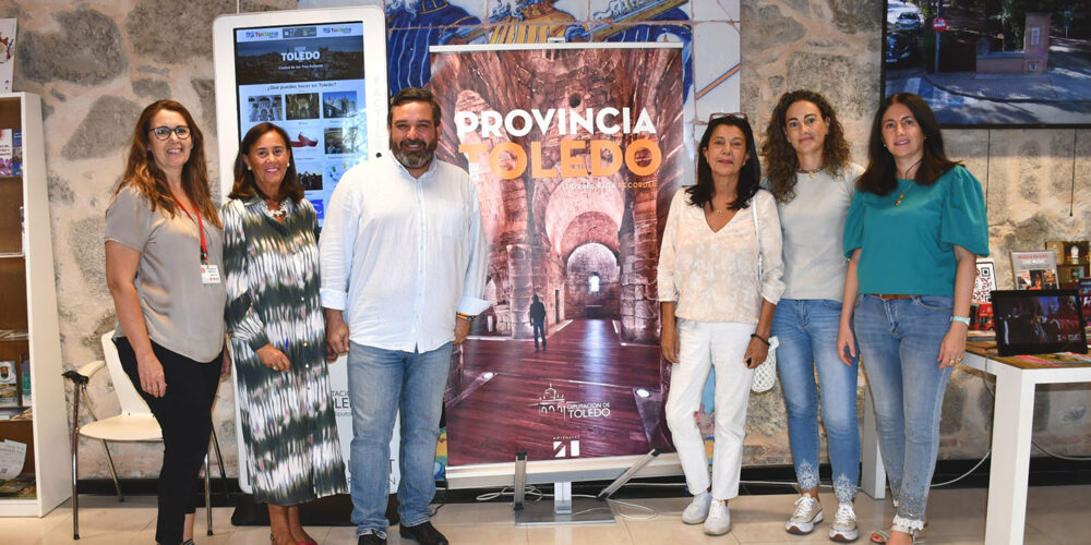 Joaquín Romera, vicepresidente de la Diputación de Toledo, junto a las agentes de turismo de la institución.