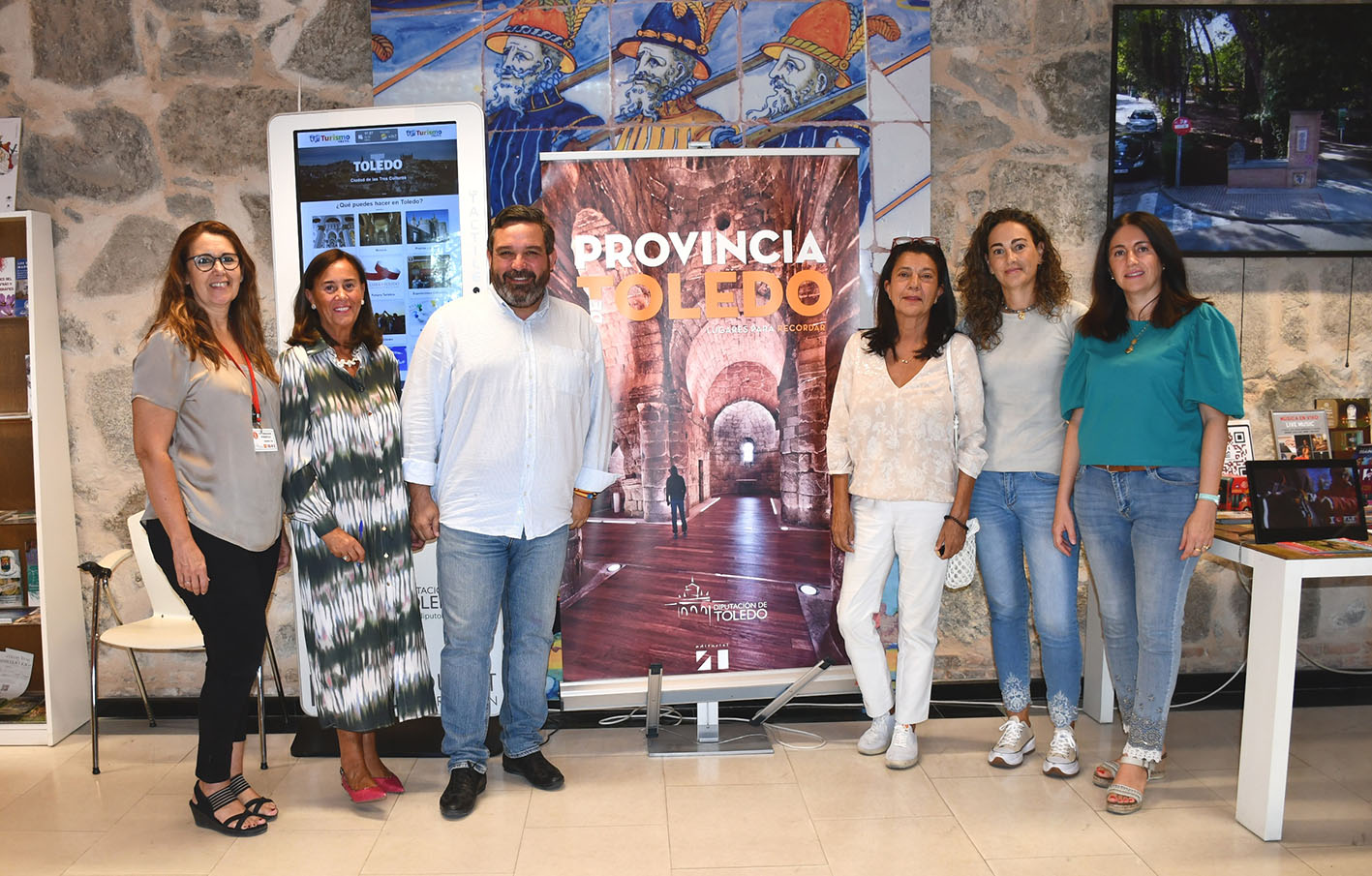 Joaquín Romera, vicepresidente de la Diputación de Toledo, junto a las agentes de turismo de la institución.