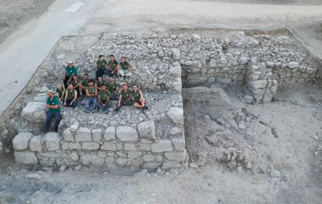 El equipo de arqueología que trabaja en Libisosa junto en el torreón descubierto este verano.
