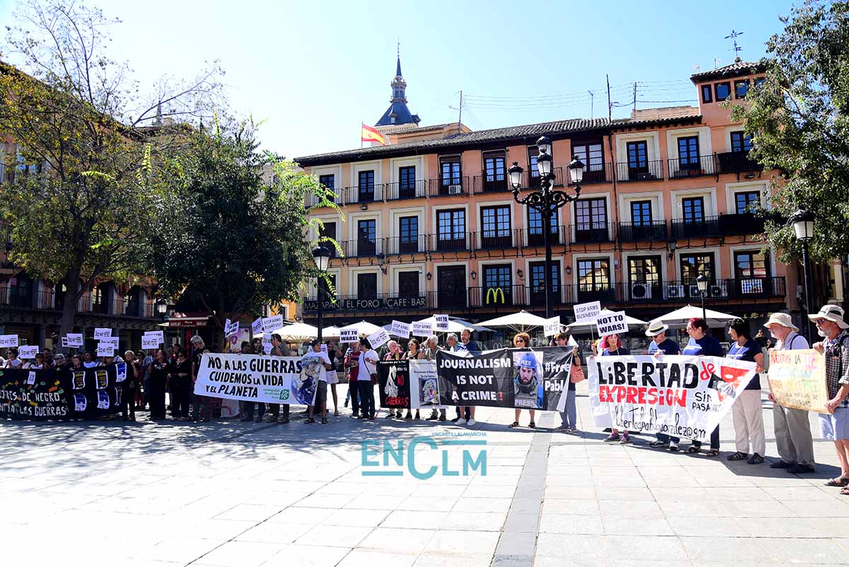 Manifestación en contra de la política armamentística de la UE en Toledo. Foto: Rebeca Arango.