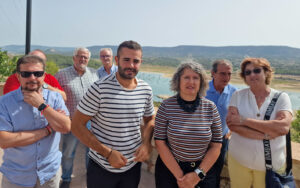 Mercedes Gómez, consejera de Desarrollo Sostenible, junto a miembros de la asociación de Municipios Ribereños.