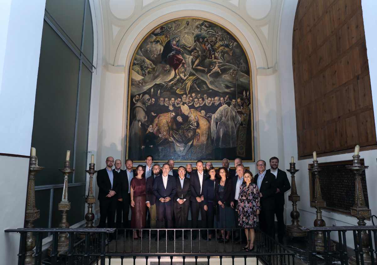Foto de familia de los ministros de los países de la UE junto al "Entierro del conde de Orgaz", en Toledo.