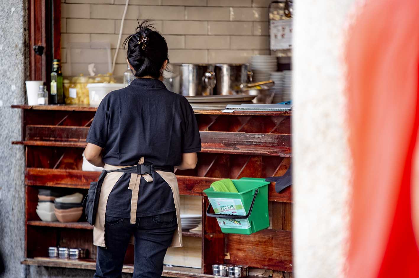 Trabajadora en un local de hostelería de Toledo