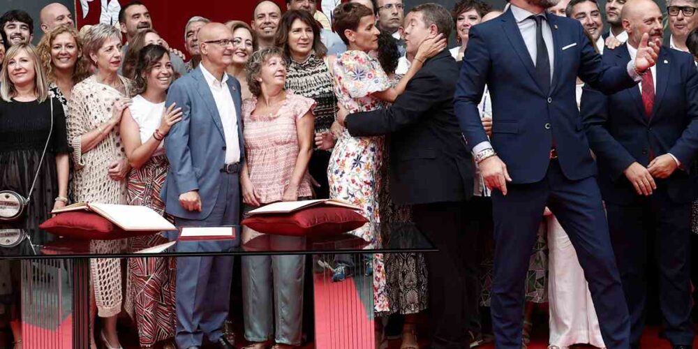 Saludo entre Emiliano García-Page y María Chivite. Foto: EFE/ Jesús Diges