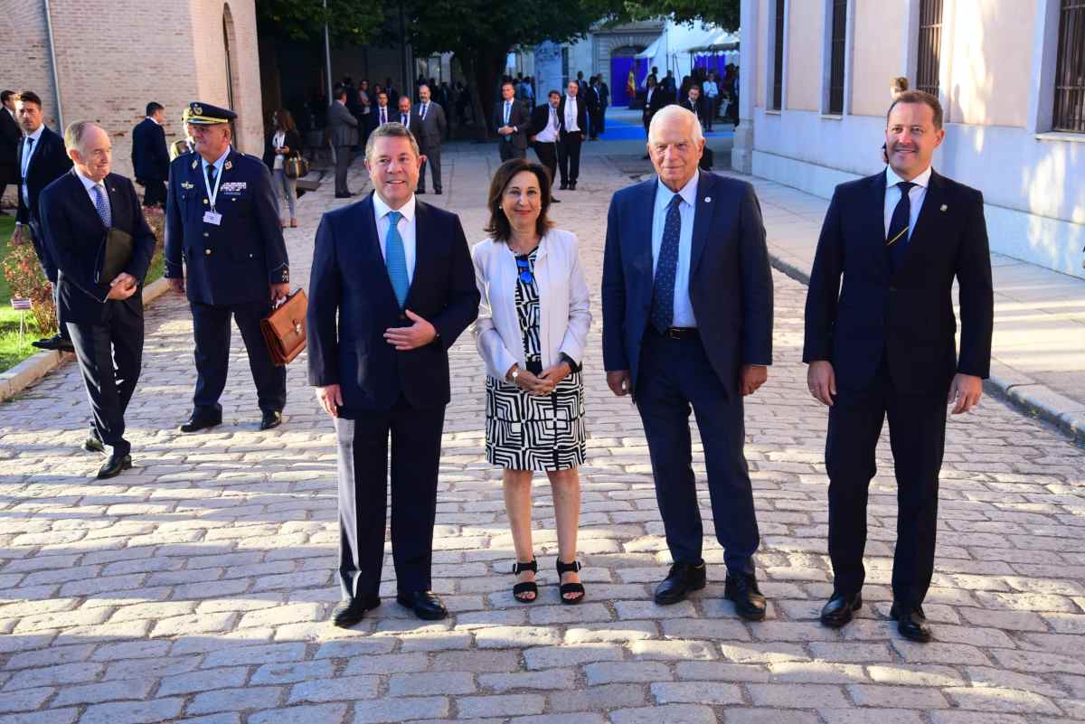 Emiliano García-Page, Margarita Robles, Josep Borrell y Carlos Velázquez, en la Fábrica de Armas de Toledo.