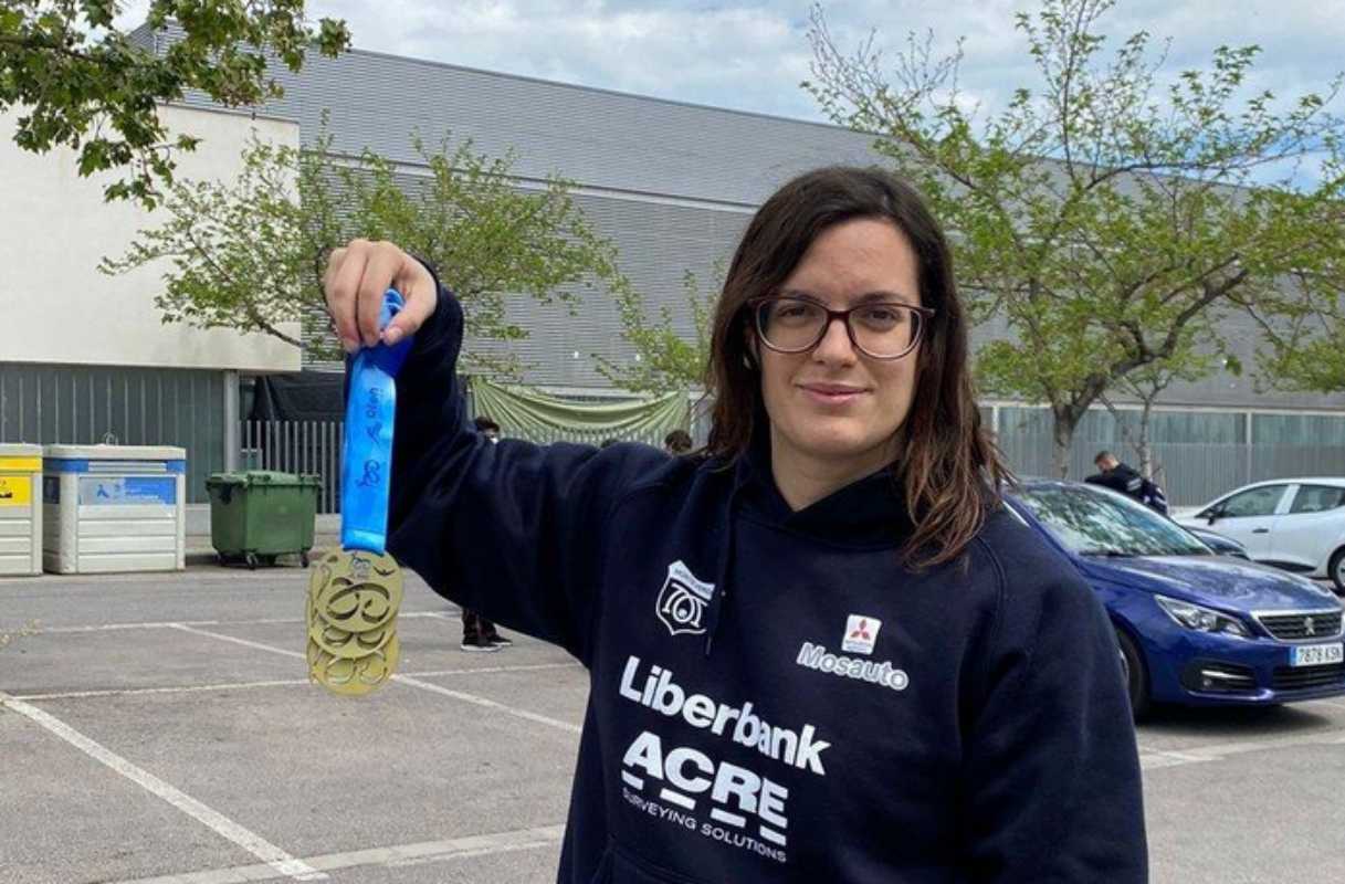 Patricia González, con sus dos medallas cosechadas en Japón. Imagen de la Federación Española de Natación.