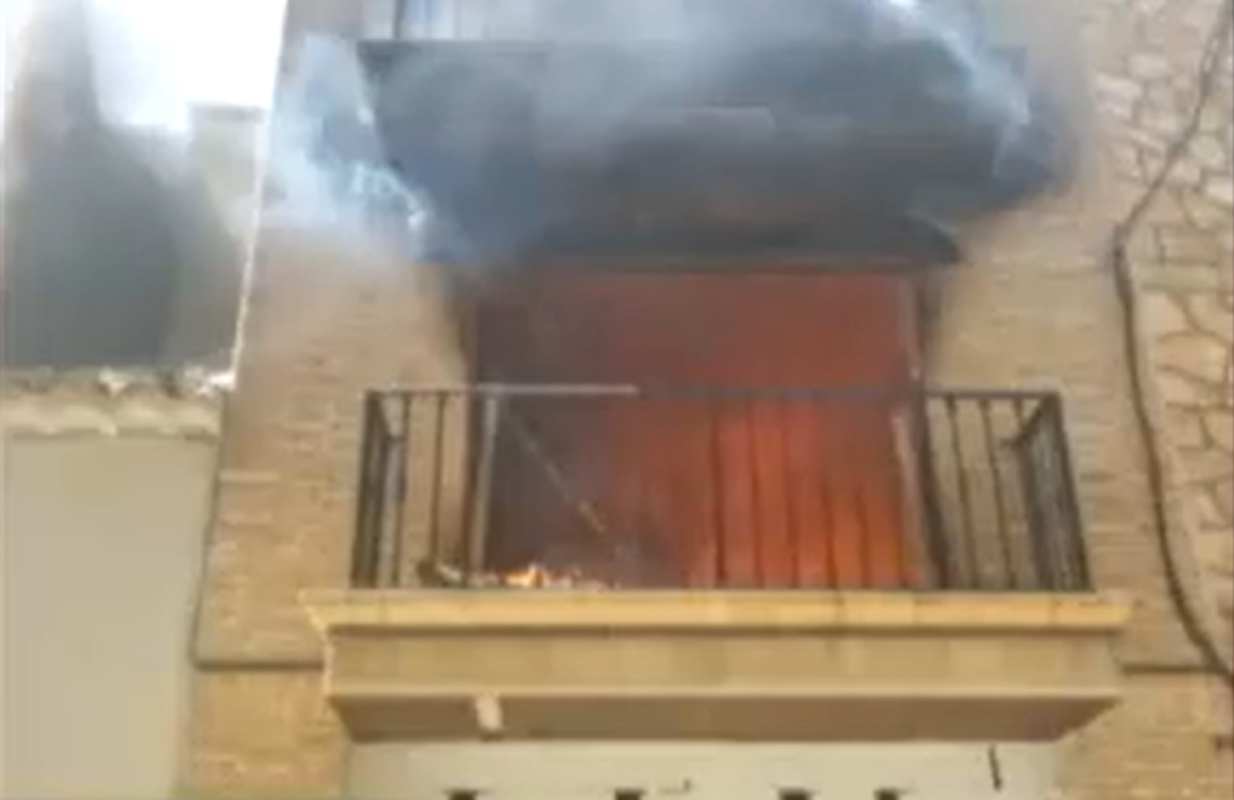Imagen del incendio en la vivienda okupada de Quintanar de la Orden (Toledo).