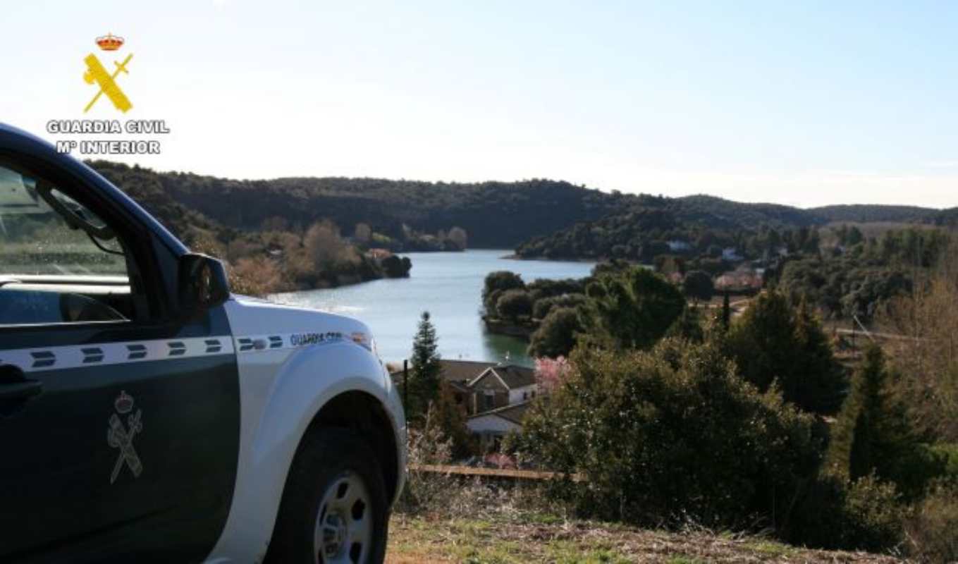 Imagen de un vehículo de la Guardia Civil junto a las Lagunas de Ruidera.