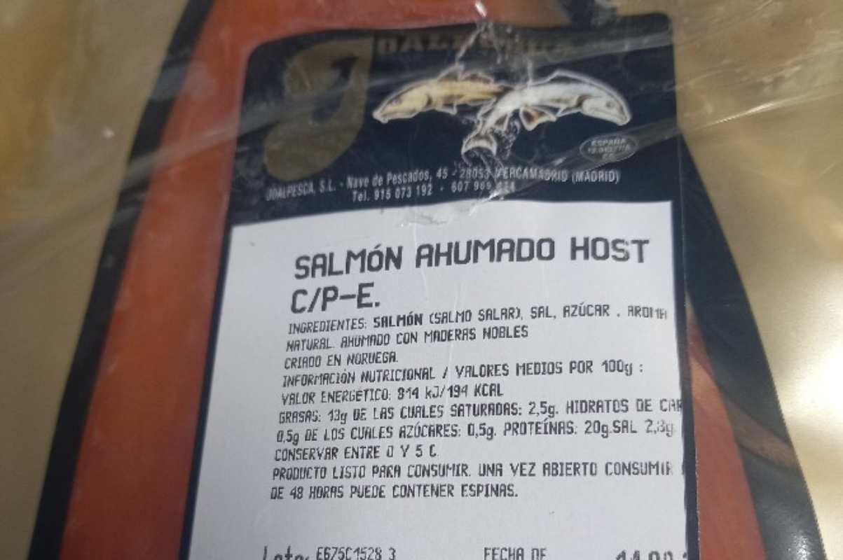El lote de salmón ahumado envasado que contiene Listeria monocytogenes.