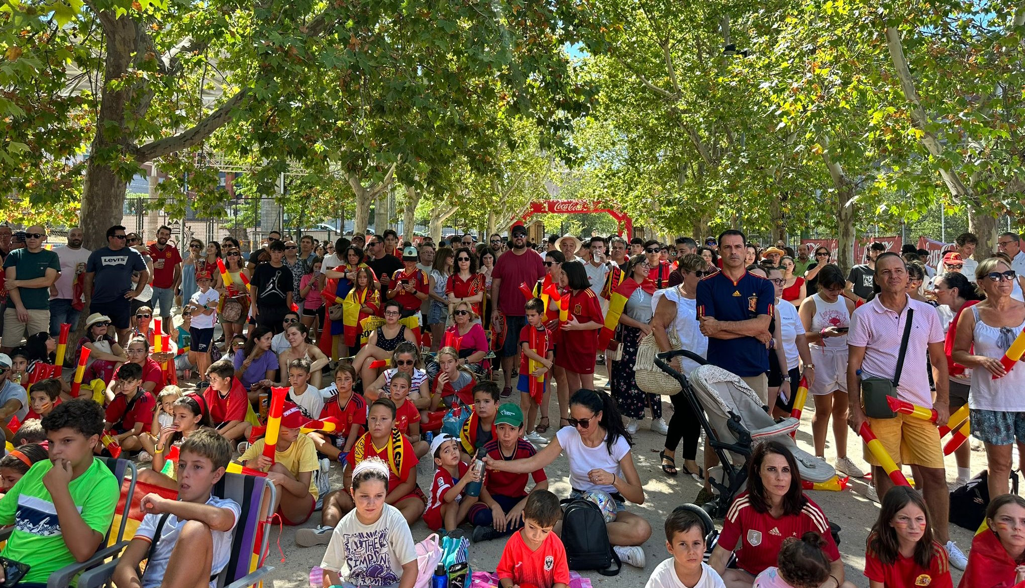 Cientos de personas, viendo en la Escuela de Gimnasia la victoria de la selección española de fútbol femenino.