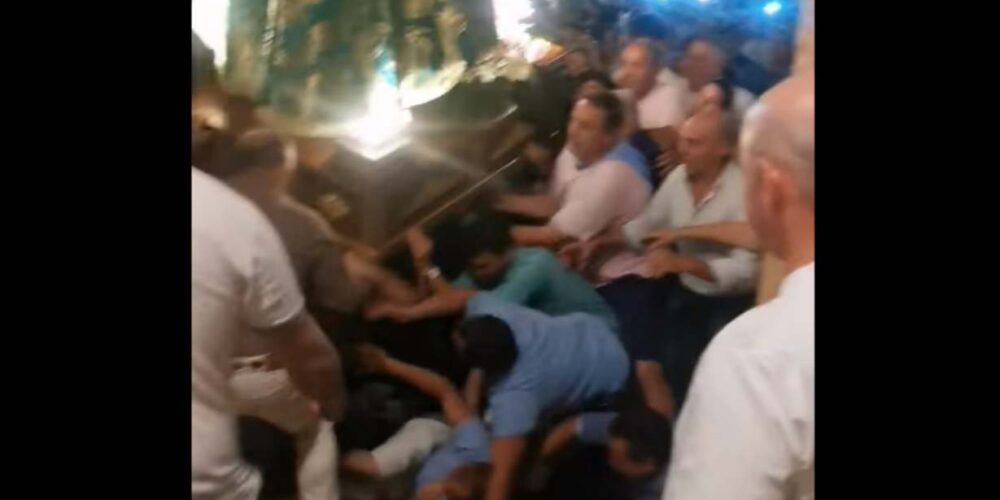 La Virgen de la Vega, en el momento en el que casi la tiran al suelo.