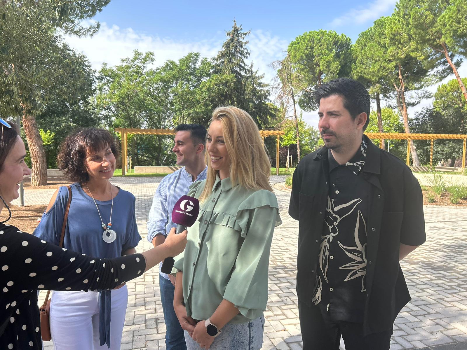 Lucía de Luz, portavoz municipal del PSOE en Guadalajara visita el parque de La Amistad.