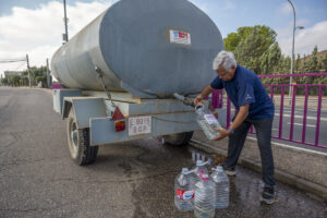 Vecinos de Bargas (Toledo) buscan agua en fuentes y depósitos de protección civil. EFE/ Ismael Herrero.