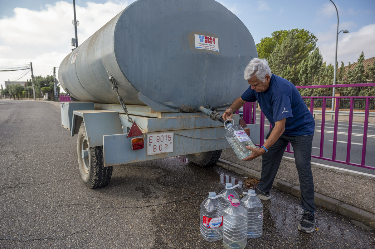 Vecinos de Bargas (Toledo) buscan agua en fuentes y depósitos de protección civil. EFE/ Ismael Herrero.