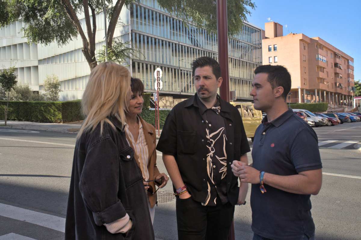 Concejales del PSOE visitando la calle Julián Besteiro de Guadalajara