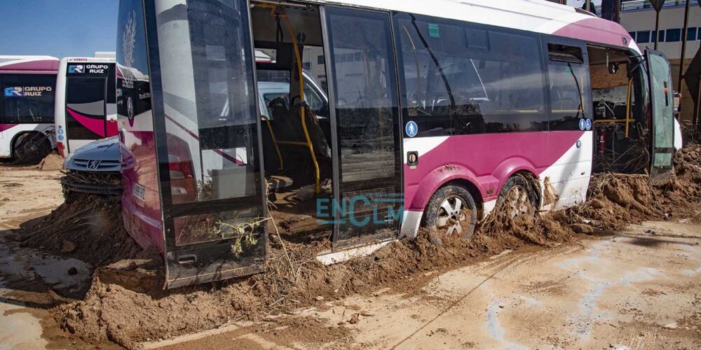 Autobús de Unauto dañado por la DANA