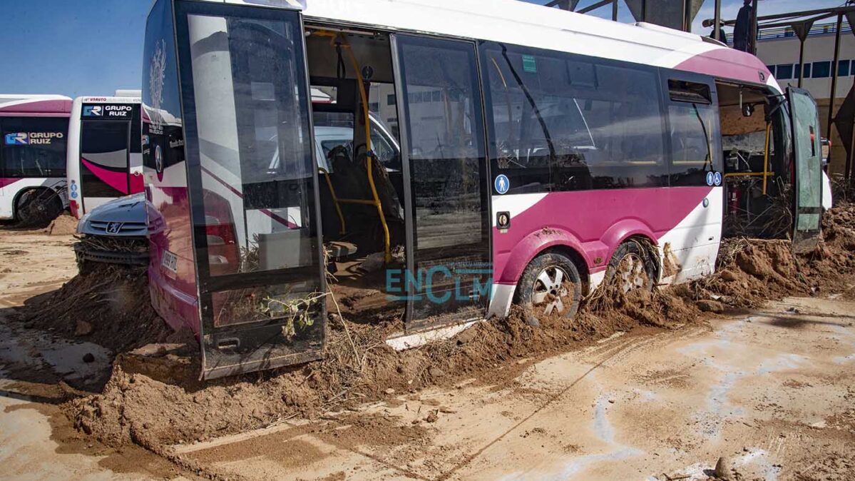 Autobús de Unauto dañado por la DANA