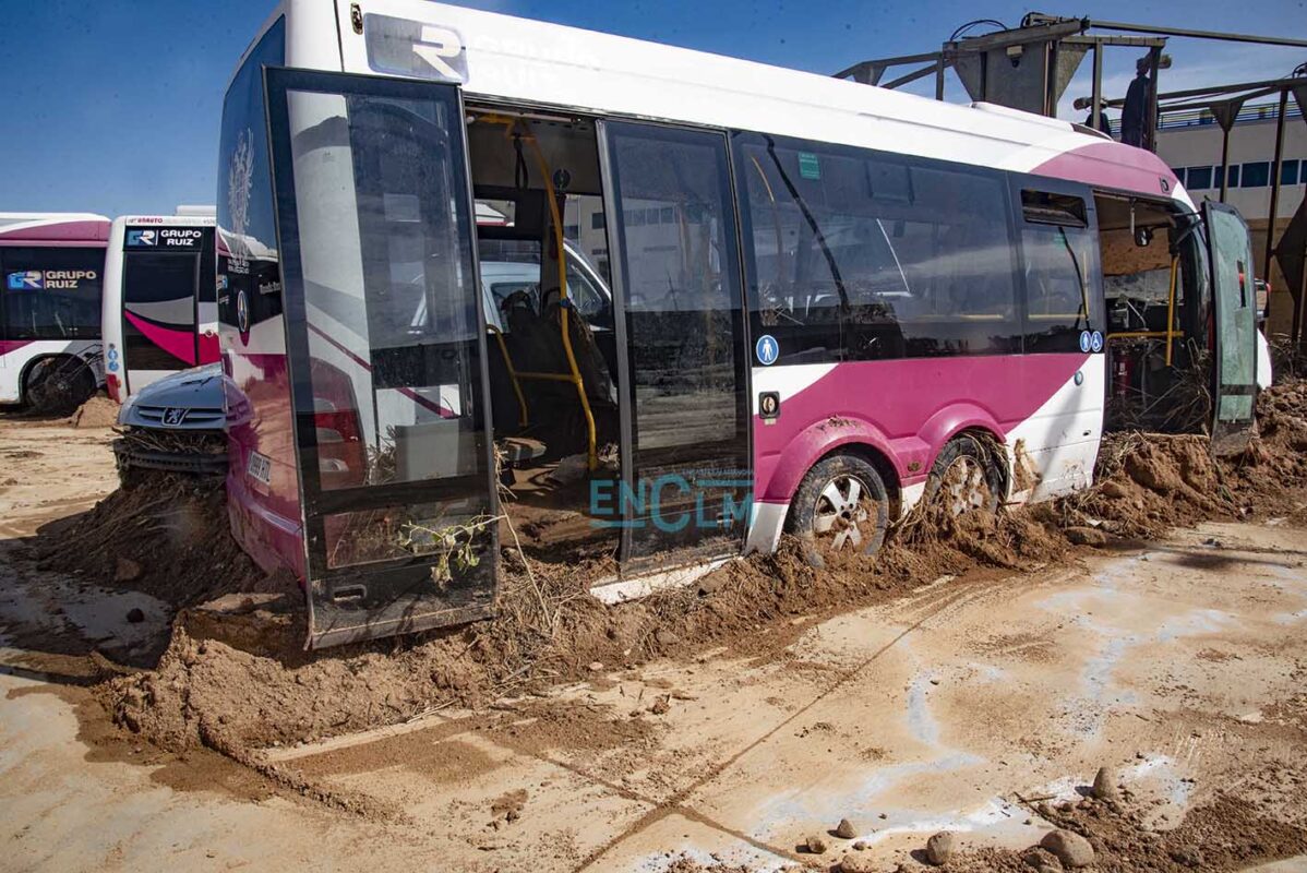 Autobús de Unauto dañado por la DANA