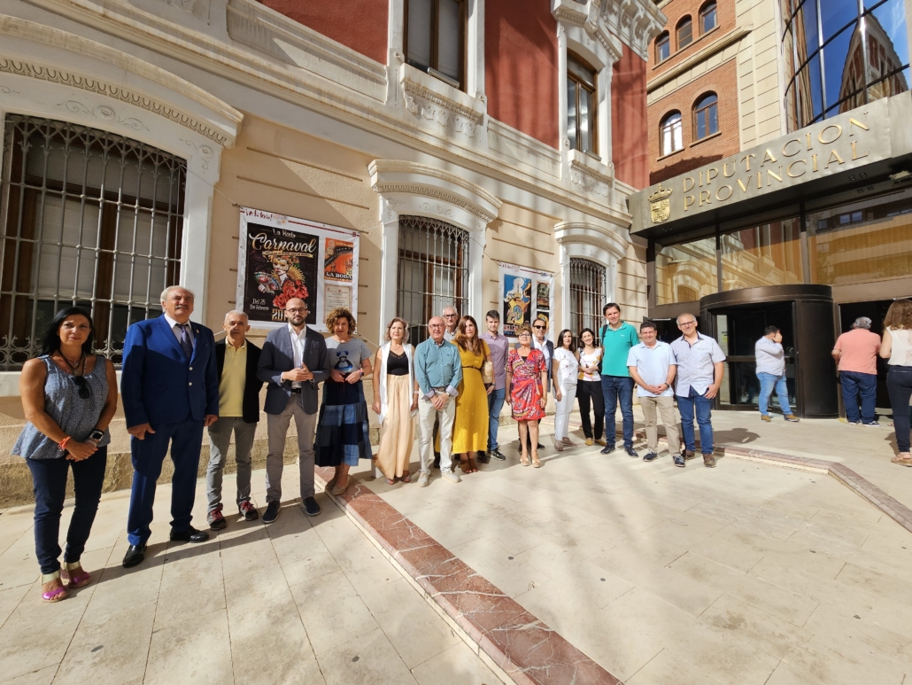 Foto de familia de la apertura de la exposición "¡A la Feria!"