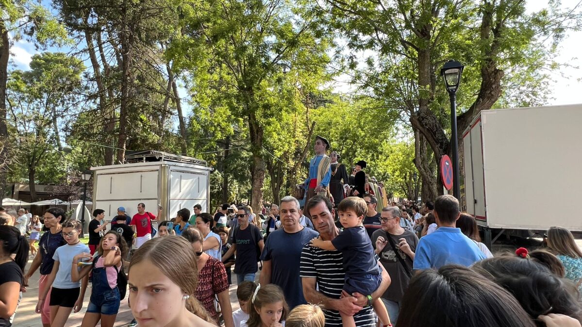 Gigantes y Cabezudos en las Ferias y Fiestas de Guadalajara por el paseo de San Roque