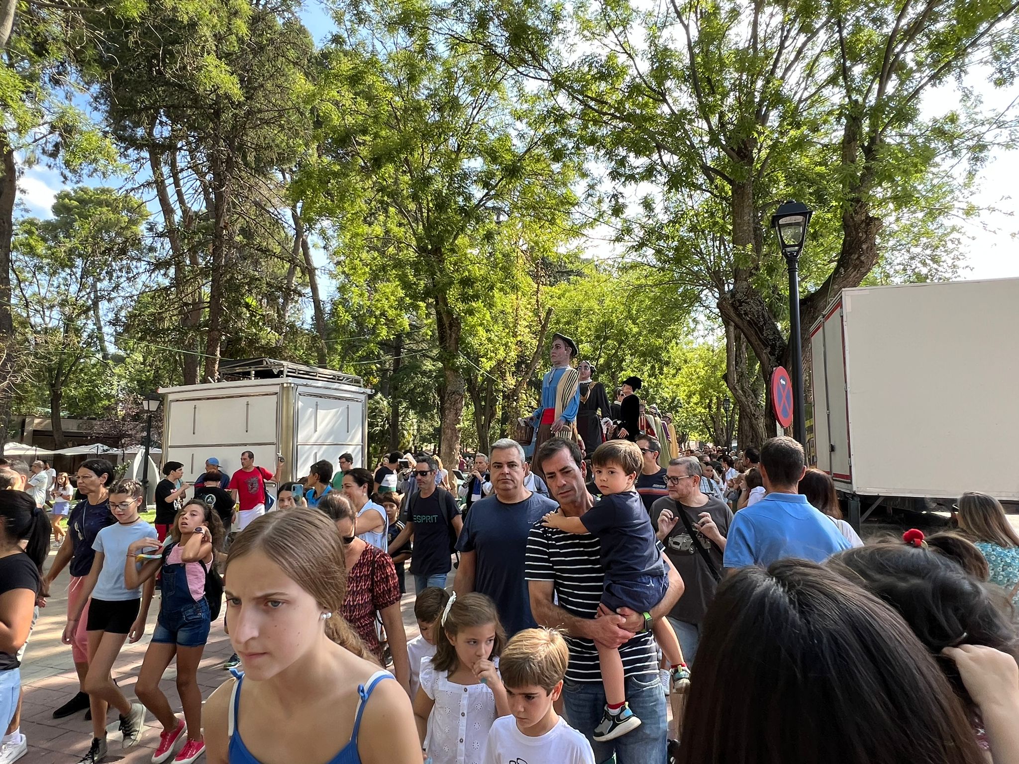 Gigantes y Cabezudos en las Ferias y Fiestas de Guadalajara por el paseo de San Roque