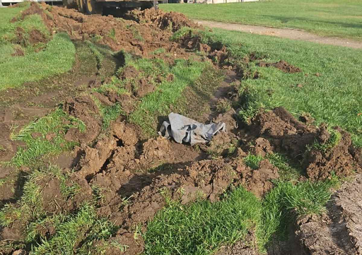 Surcos en el césped de Adoratrices durante la instalación de una atracción de las ferias de Guadalajara