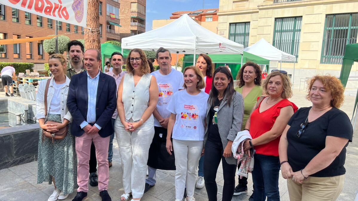 Las consejeras, Sara Simón y Bárbara García Torijano en el vermú de Cáritas