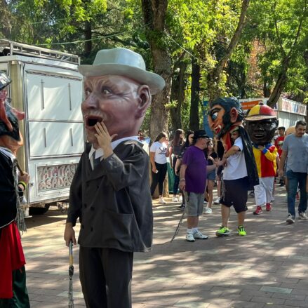 Gigantes y Cabezudos en las Ferias y Fiestas de Guadalajara por el paseo de San Roque