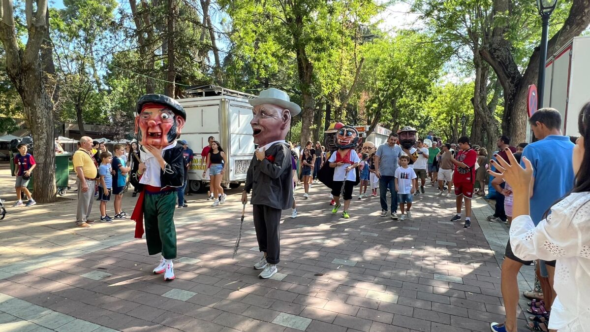 Gigantes y Cabezudos en las Ferias y Fiestas de Guadalajara por el paseo de San Roque