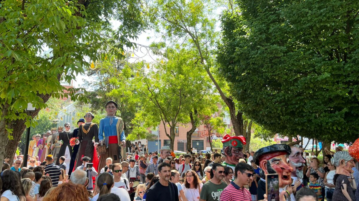 Gigantes y Cabezudos en las Ferias y Fiestas de Guadalajara por el paseo de San Roque