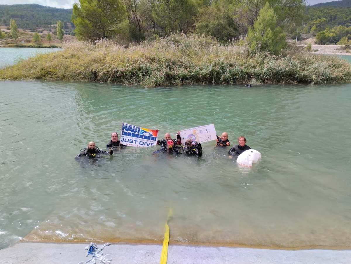 Buceadores en el azud de Pareja en el pantano de Entrepeñas (Guadalajara)