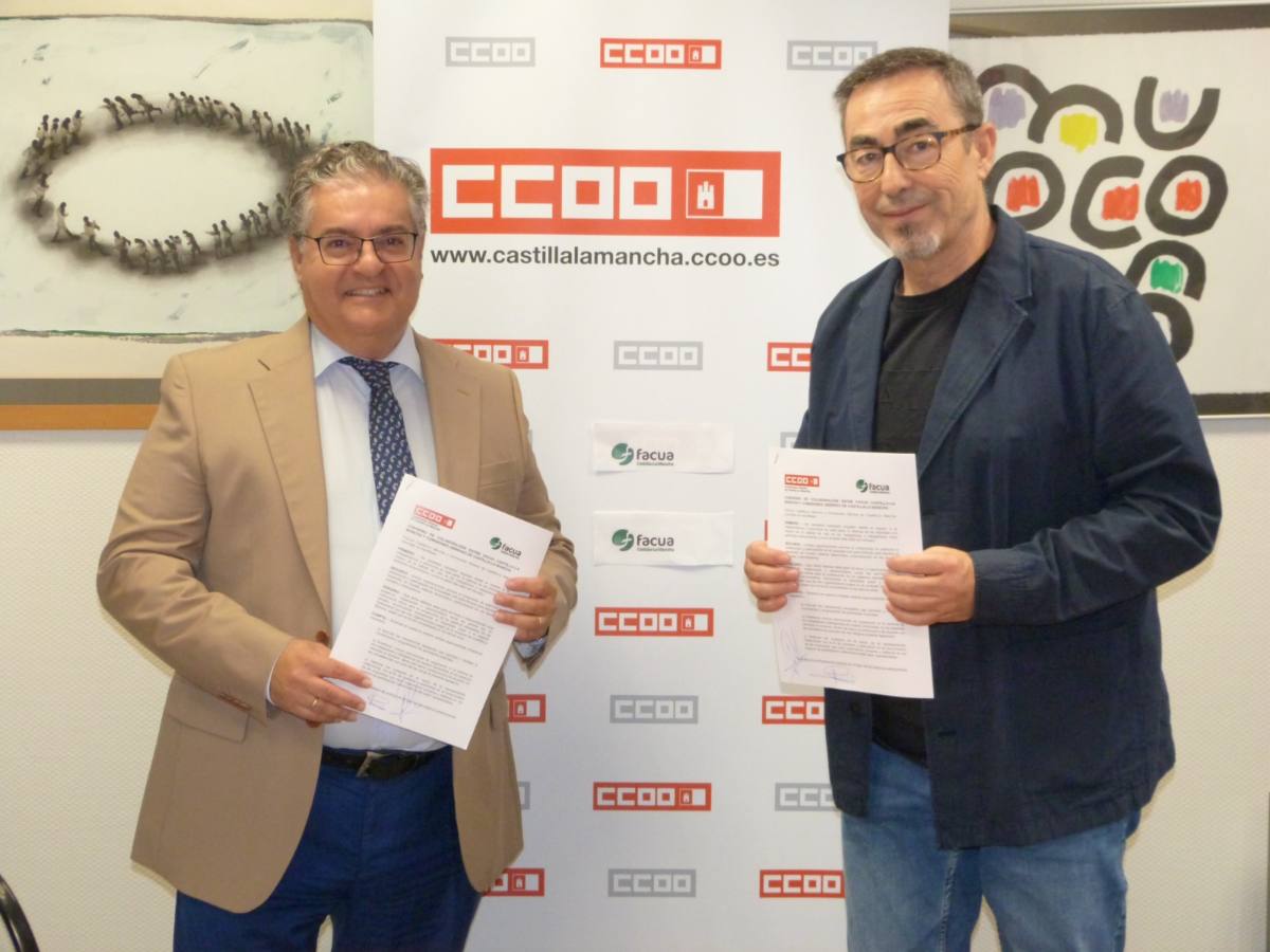 Paco Ferrer y Paco de la Rosa firmando el convenio CCOO-Facua