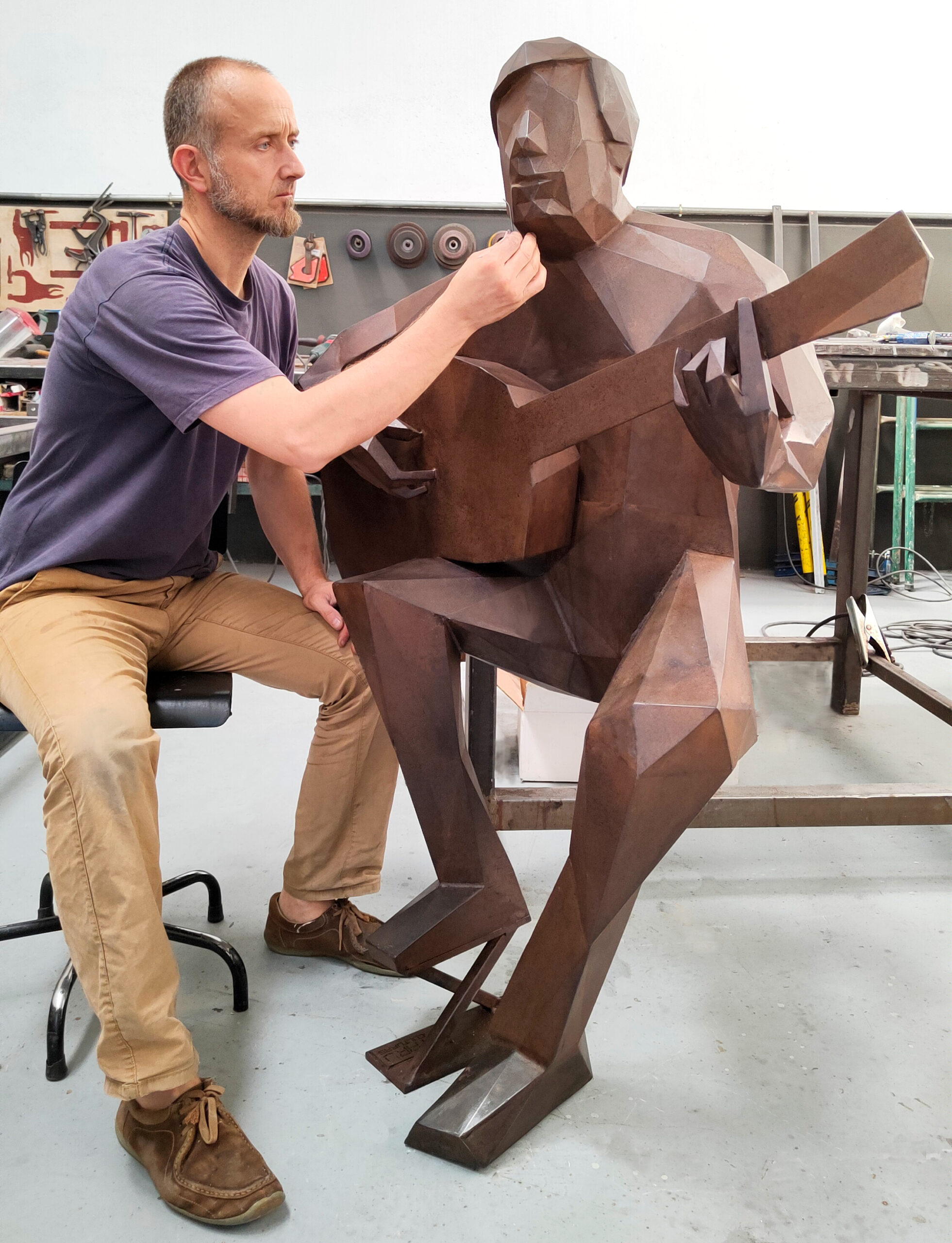 Carlos Otal con la escultura
