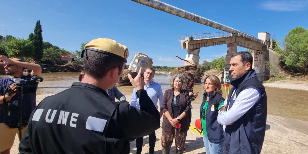 Un efectivo de la UME, dando explicaciones esta semana a la ministra Teresa Ribera.