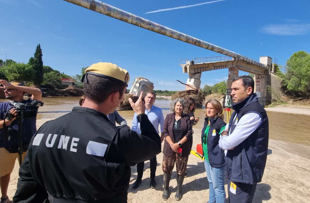 Un efectivo de la UME, dando explicaciones esta semana a la ministra Teresa Ribera.