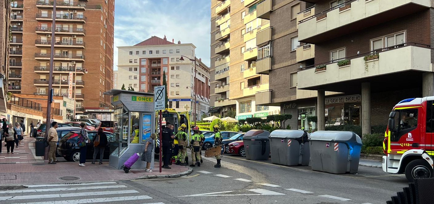 Mujer cae al sótano de un comercio de Guadalajara