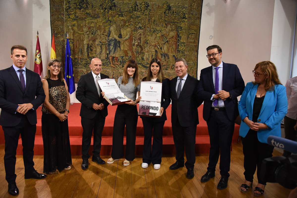 Foto de familia de la recepción a Blanca Romero y Alba Redondo.