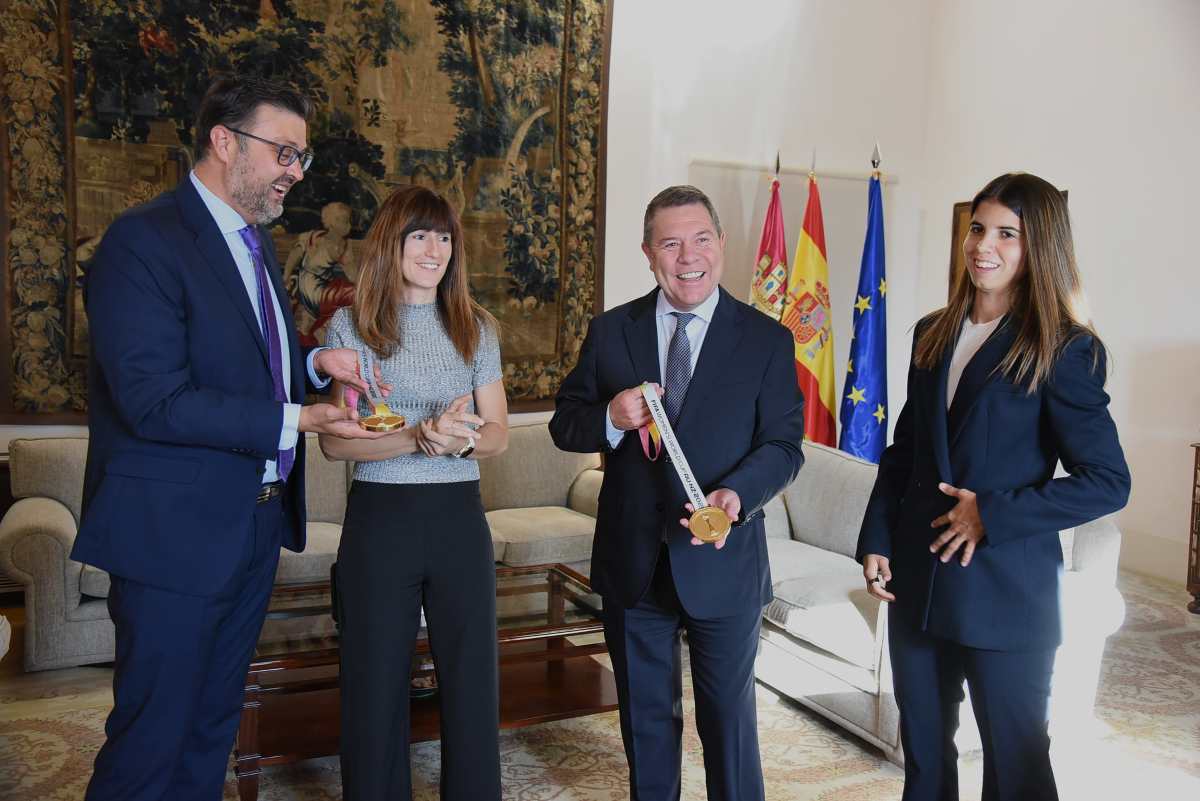 De izquierda a derecha: el consejero Amador Pastor, Blanca Romero, Emiliano García-Page y Alba Redondo.