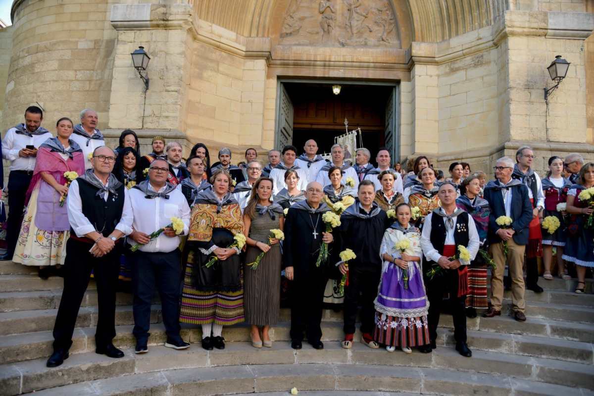 El alcalde de Albacete (tercero por la derecha, en la fila inferior), presente en la misa y ofrenda floral de la Feria de Albacete. Foto: Ayuntamiento de Albacete.