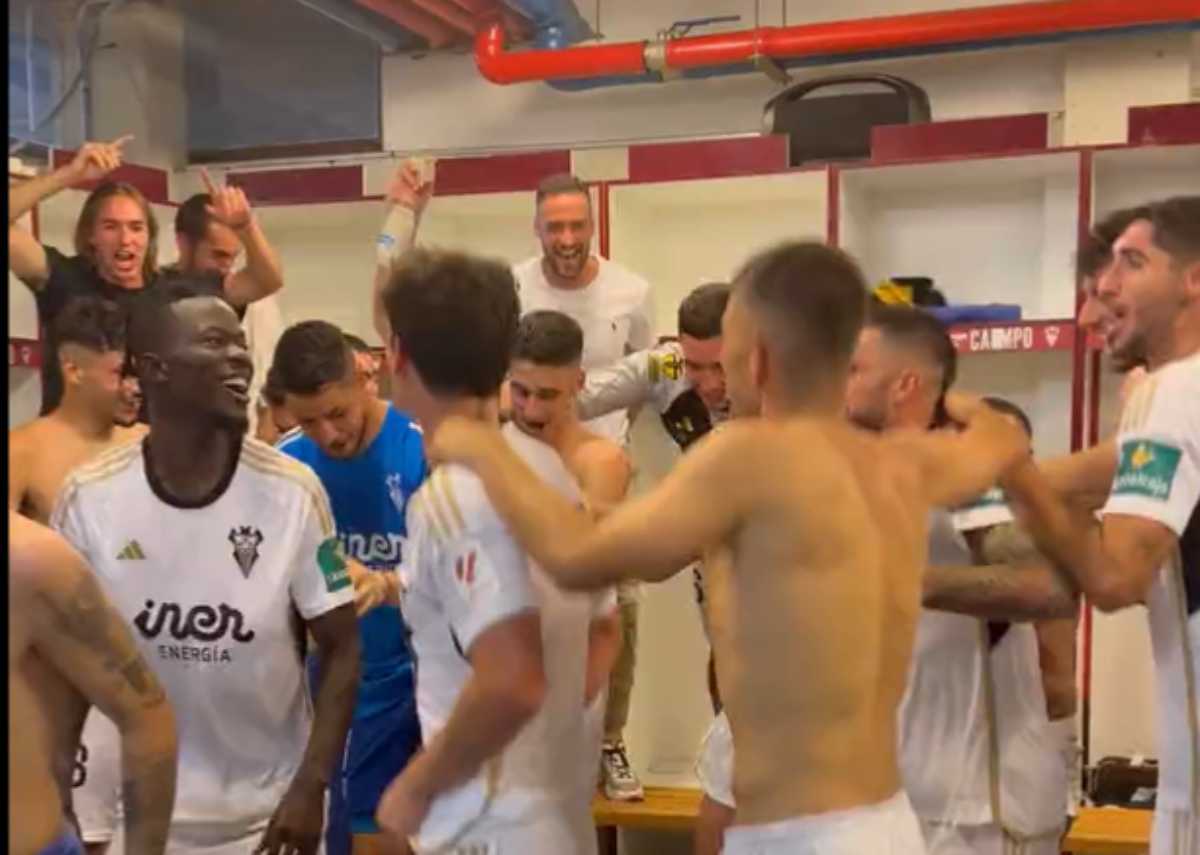 Los jugadores del Albacete celebran el triunfo frente al Burgos.