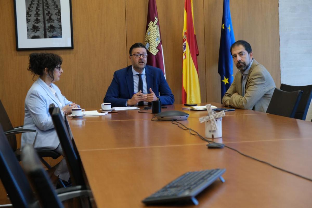 Reunión por videoconferencia de la Consejería de Educación con docentes.